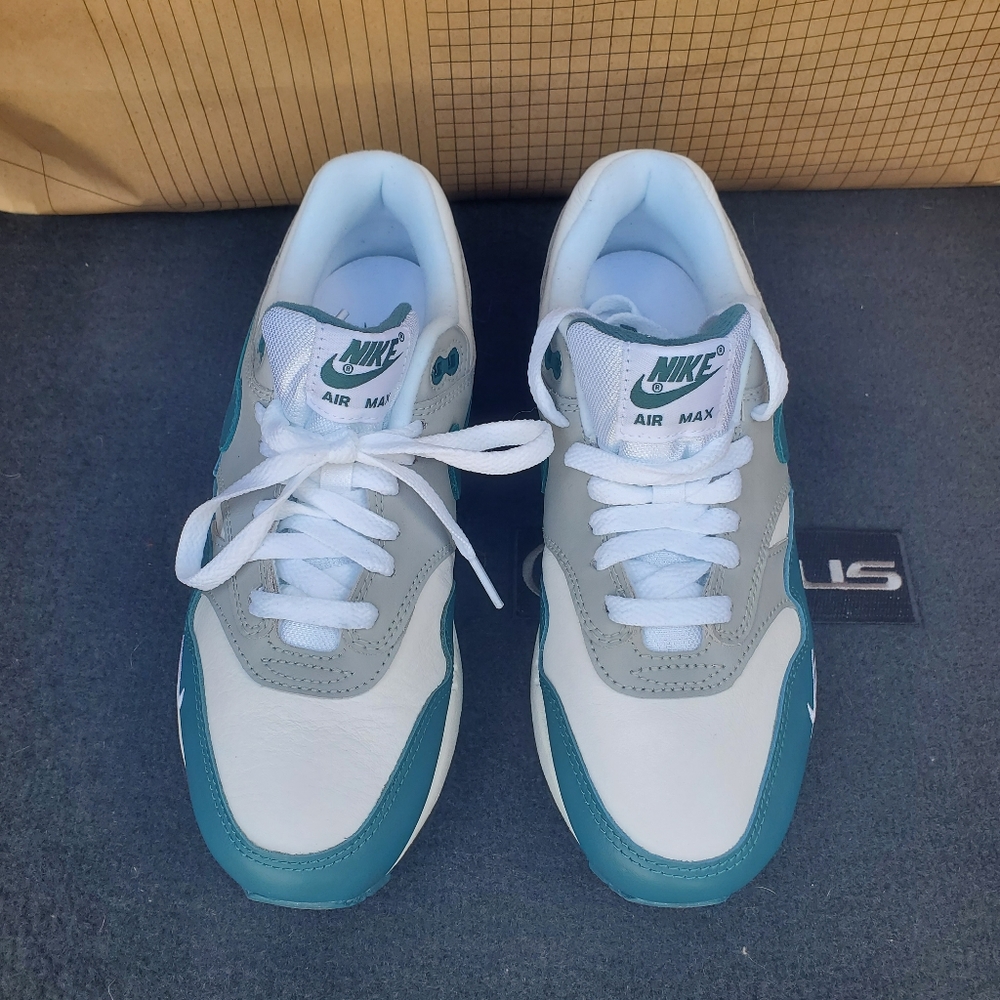 Nike Air Force 1 LV8 - Picture 11 of 13